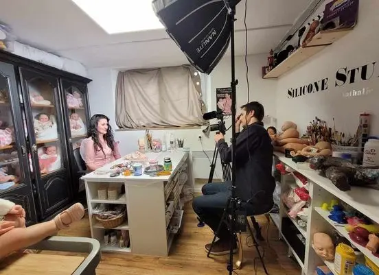 Nathalie Moiselet face à un journaliste pour une interview concernant la conception de ses bébé reborn.