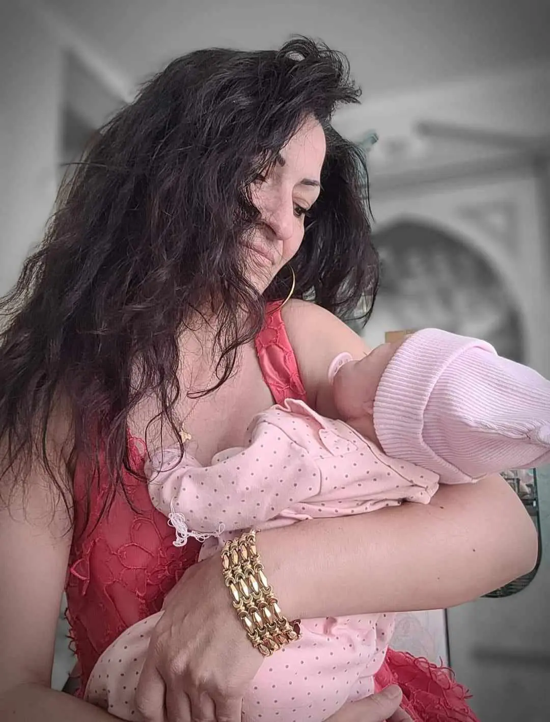 Nathalie Moiselet portant un bébé reborn silicone.