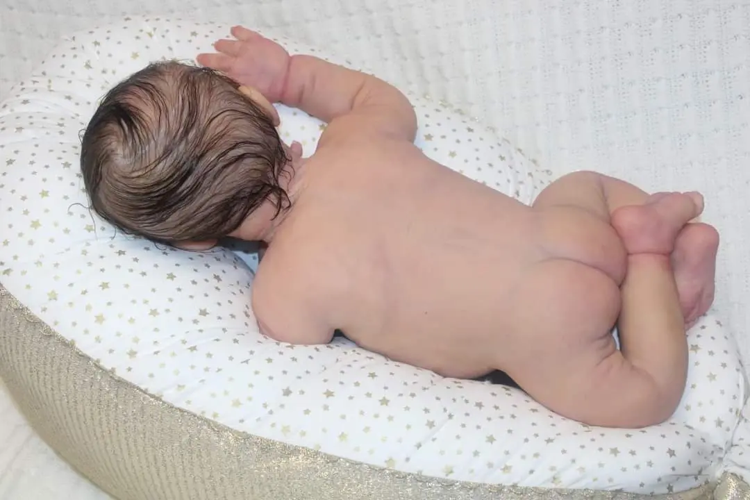 Bébé Reborn silicone de dos.