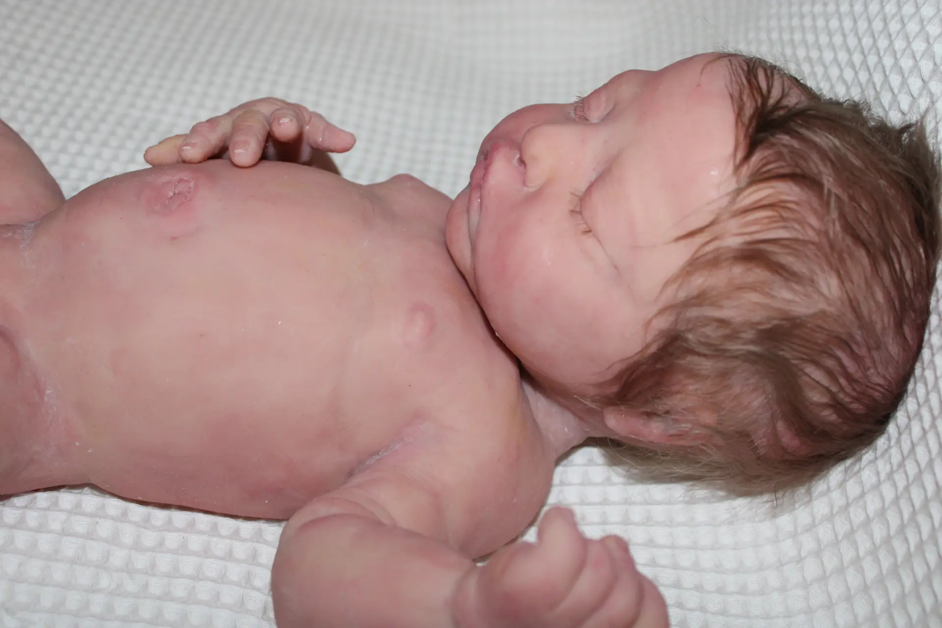Le modèle Cherry, au naturel. Bébé reborn en silicone allongé.