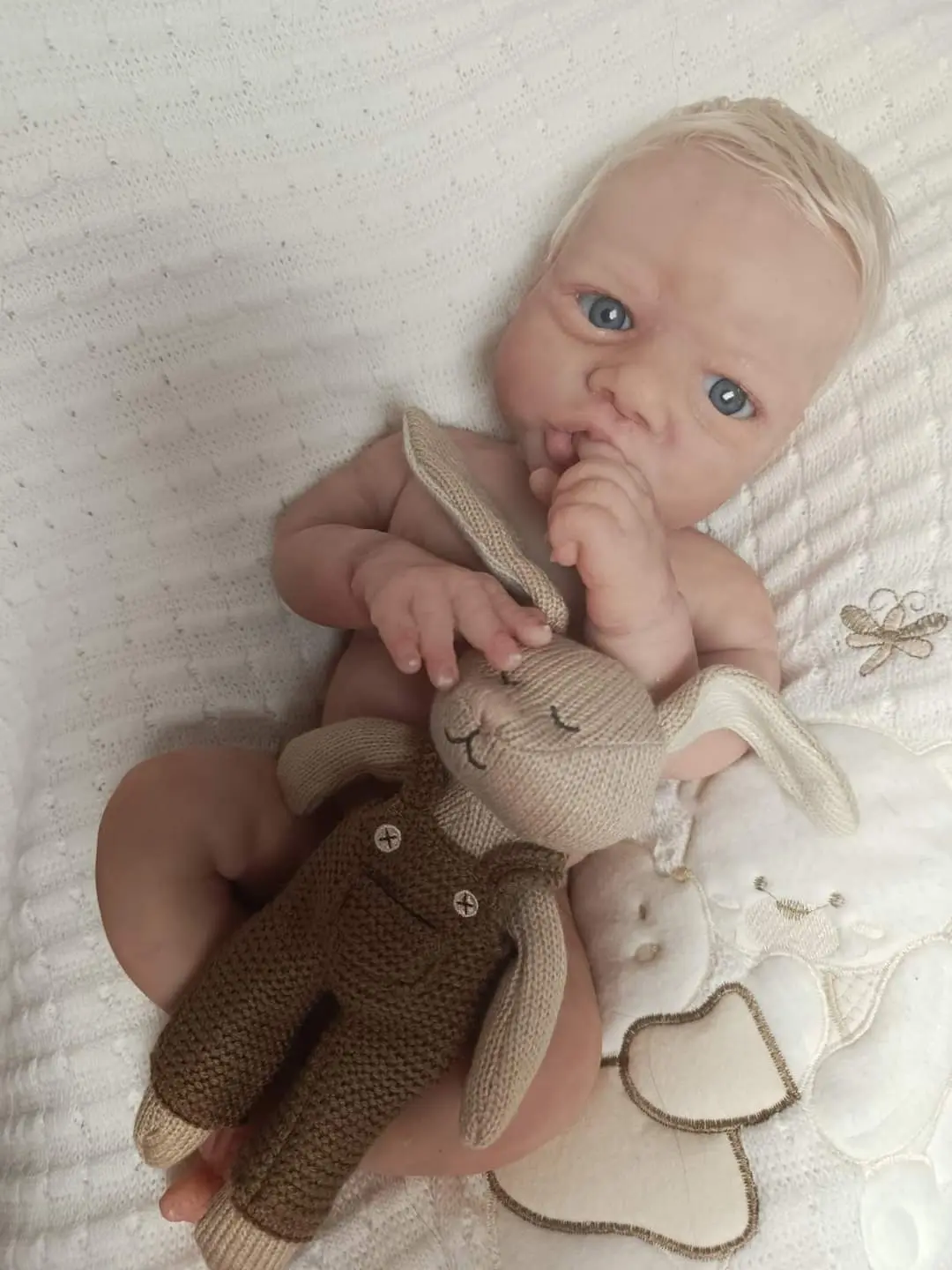 Tenant son lapin en peluche, le modèle Sacha a tout d'un vrai bébé.