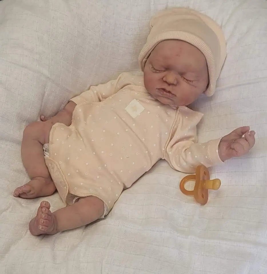 Long repos du modèle Erminia, reflétant un sommeil paisible.