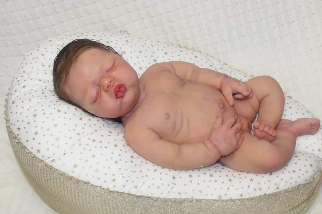 Le modèle Charlotte au naturel, reposant sur son petit coussin.